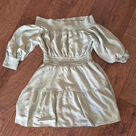 *SOLD* Gianni Bini Charming Off-Shoulder Dress in Light Green Cream - Picture 1 of 6